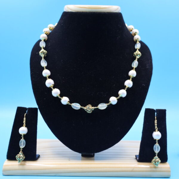 Alternative view of Emerald Nakshi Pearl Taar Mala