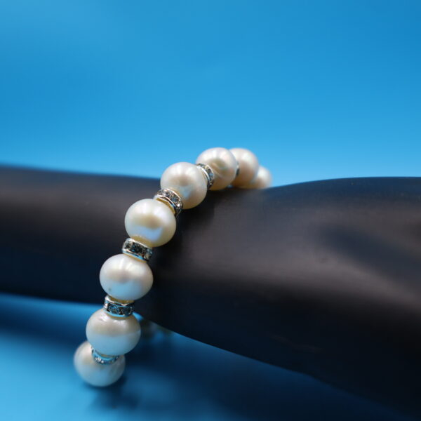 Alternative view of Graduation Pearl Bracelet