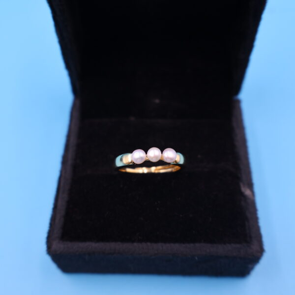 Alternative view of Pearl Finger Ring