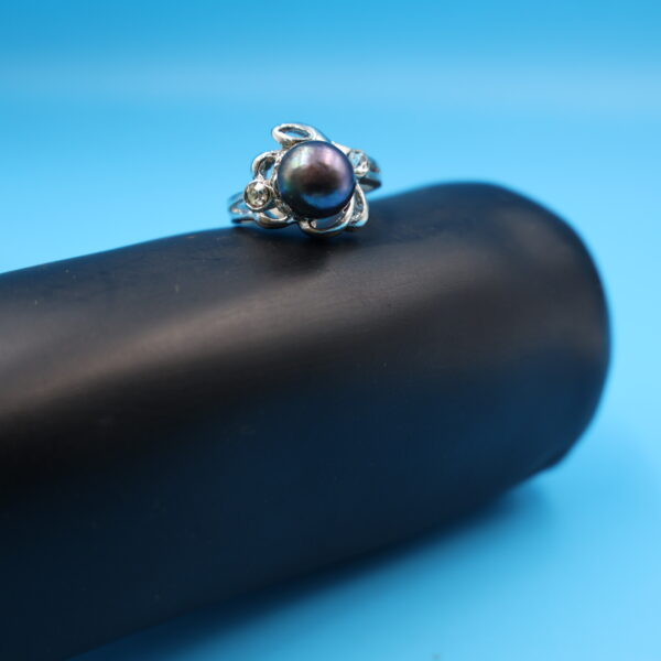 Alternative view of Pearl Finger Ring