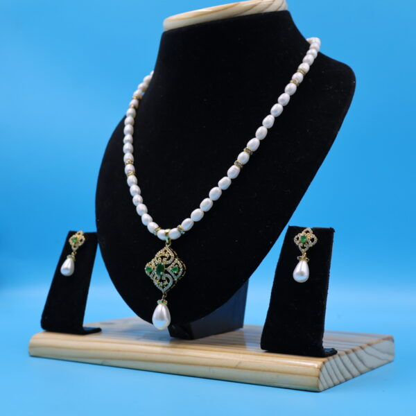 Alternative view of Emerald Pendant pearl necklace