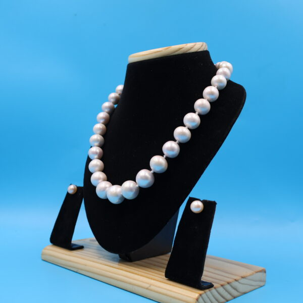 Alternative view of White Pearl Nat Mala