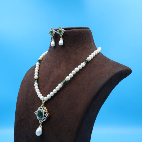 Alternative view of Emerald stone pendant Pearl Necklace