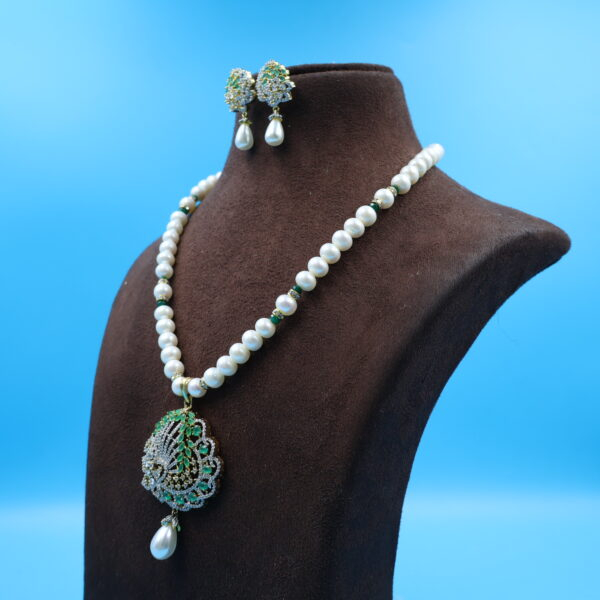 Alternative view of Emerald Pendant Pearl Necklace