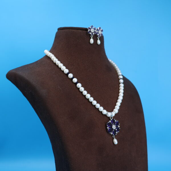 Alternative view of Emerald Pendant pearl necklace