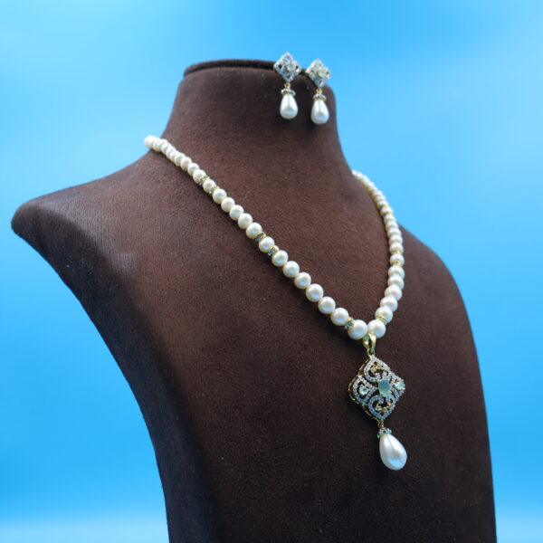 Alternative view of Single layer Emerald white pearl Necklace set