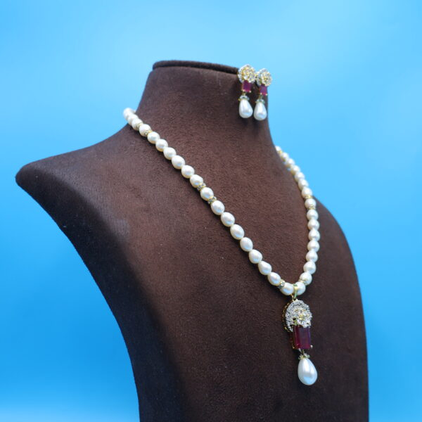 Alternative view of Emerald Pendant Oval Pearl Necklace Set