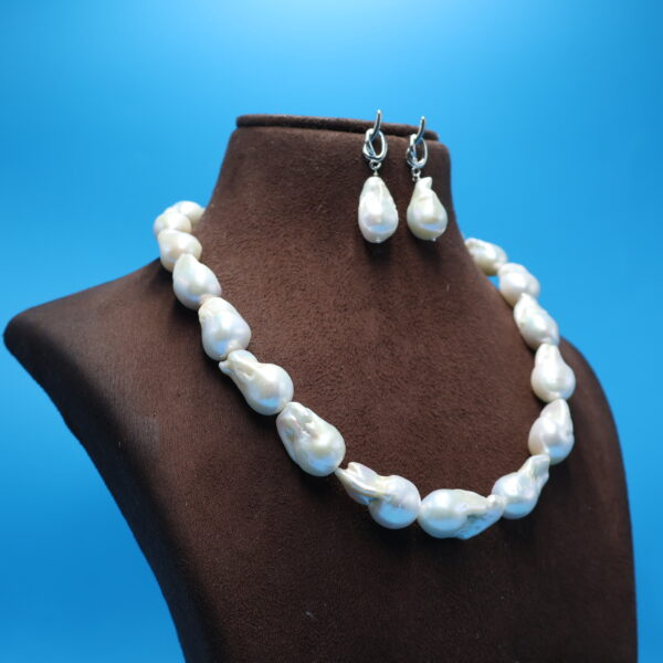 Alternative view of Mother of pearls Necklace