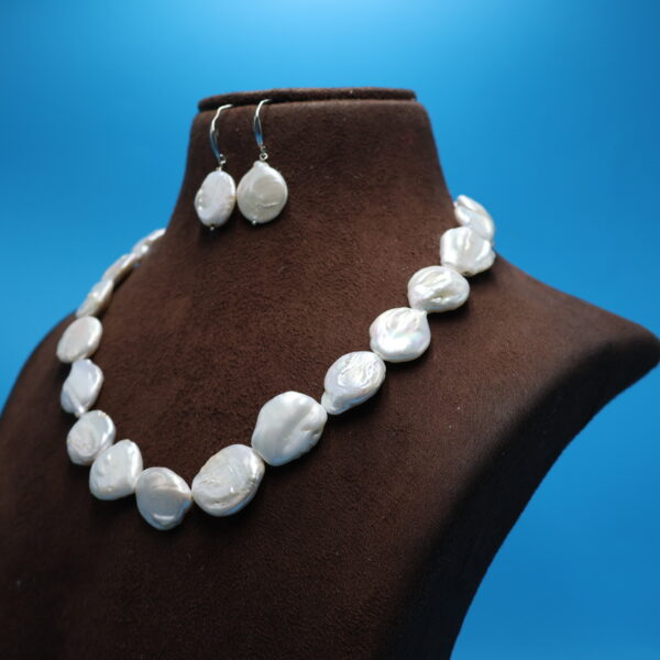 Alternative view of Mother of pearls Necklace Sets