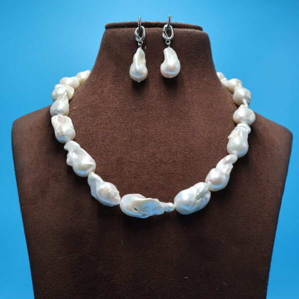 Alternative view of Mother of pearls Necklace Sets