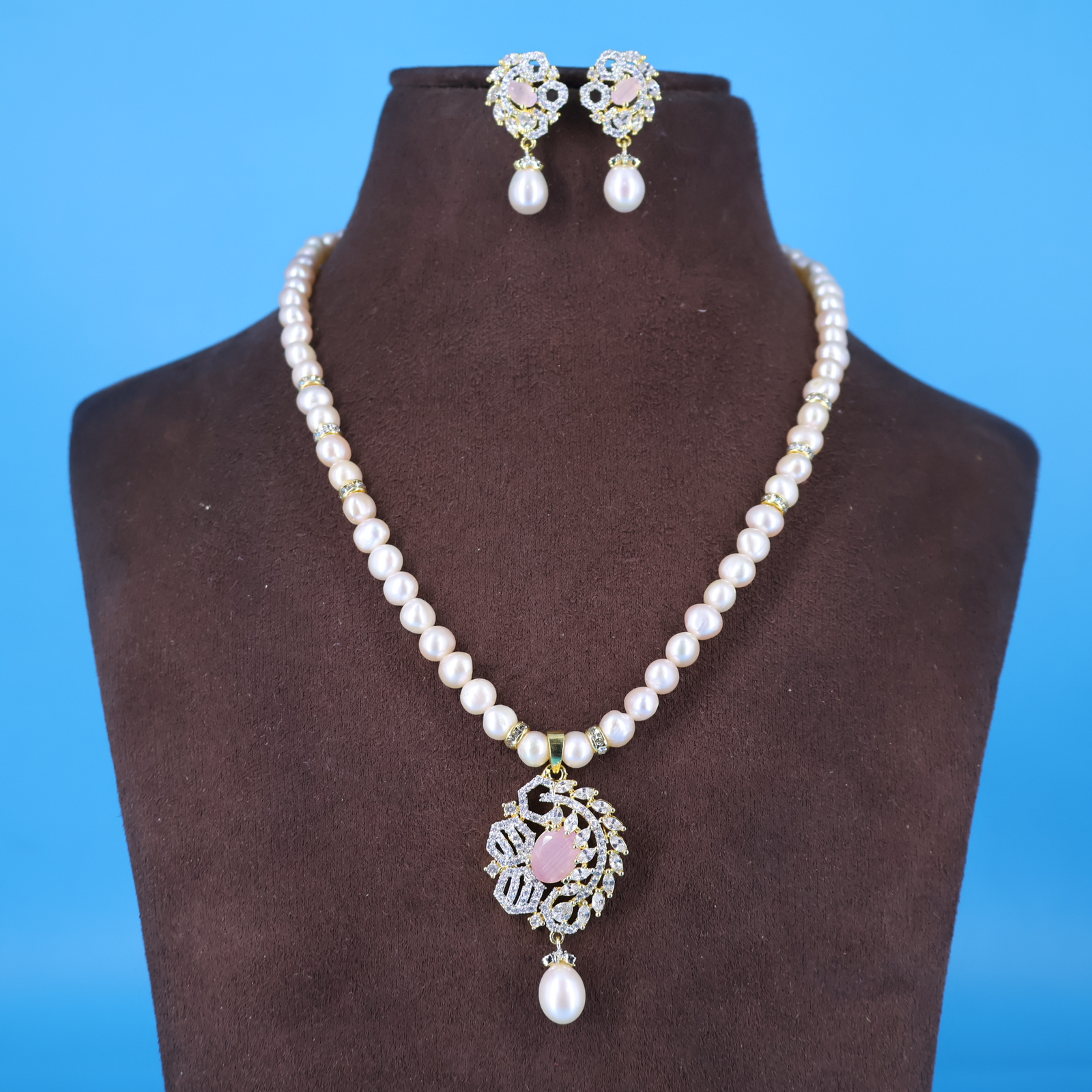 Royal Pendant Pearl Necklace - Image 2
