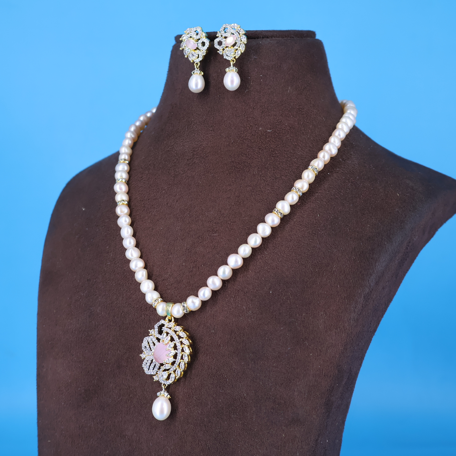 Royal Pendant Pearl Necklace - Image 4
