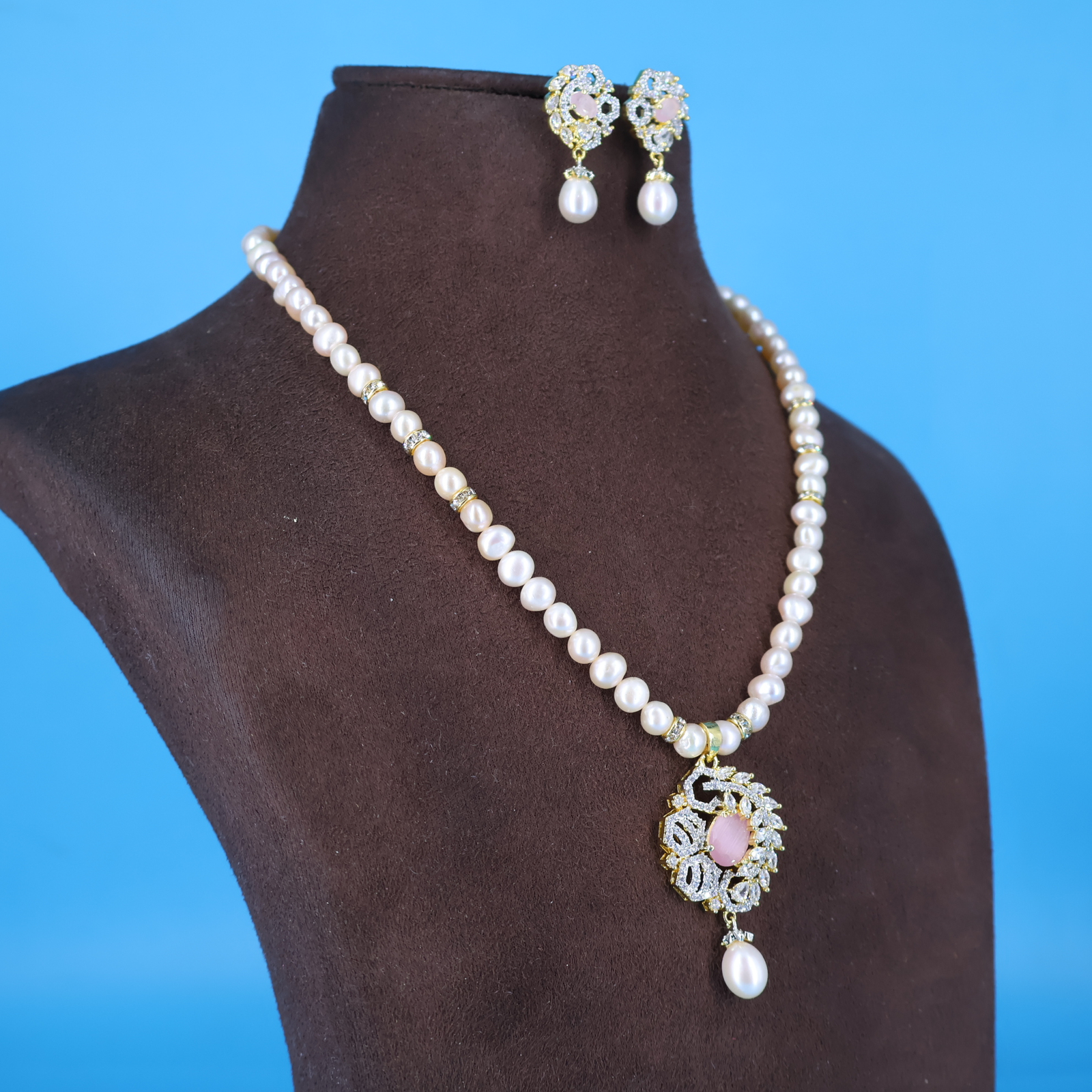 Royal Pendant Pearl Necklace - Image 3
