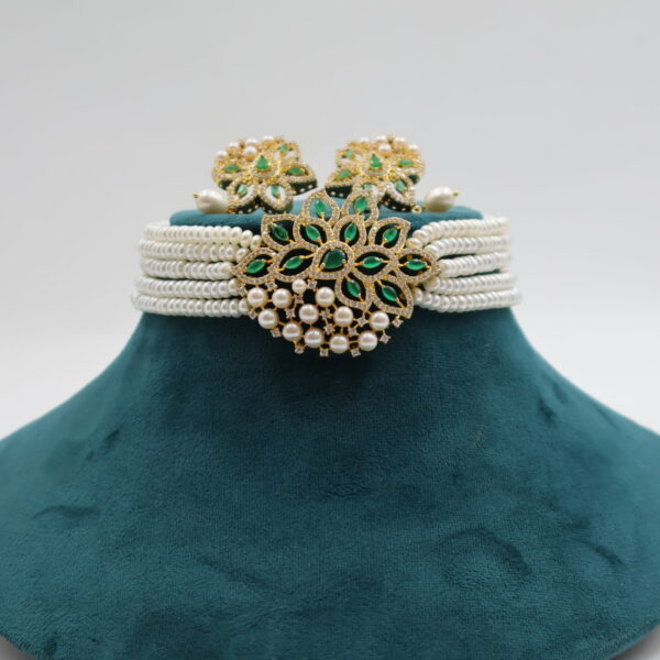 Alternative view of Emerald Pendant Pearl choker