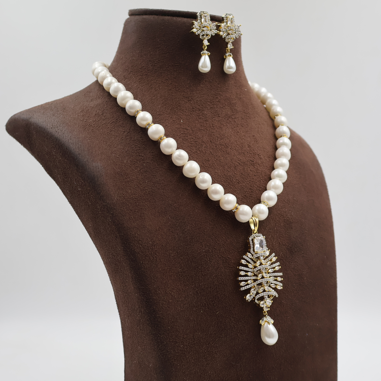 Royal Pearl Pendant Necklace Set - Image 3