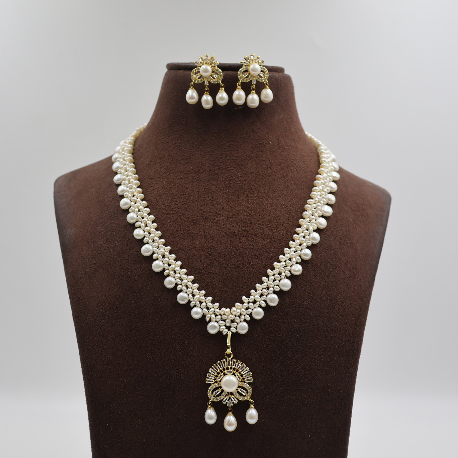 Traditional Floral Design Pearl Necklace Set - Image 2