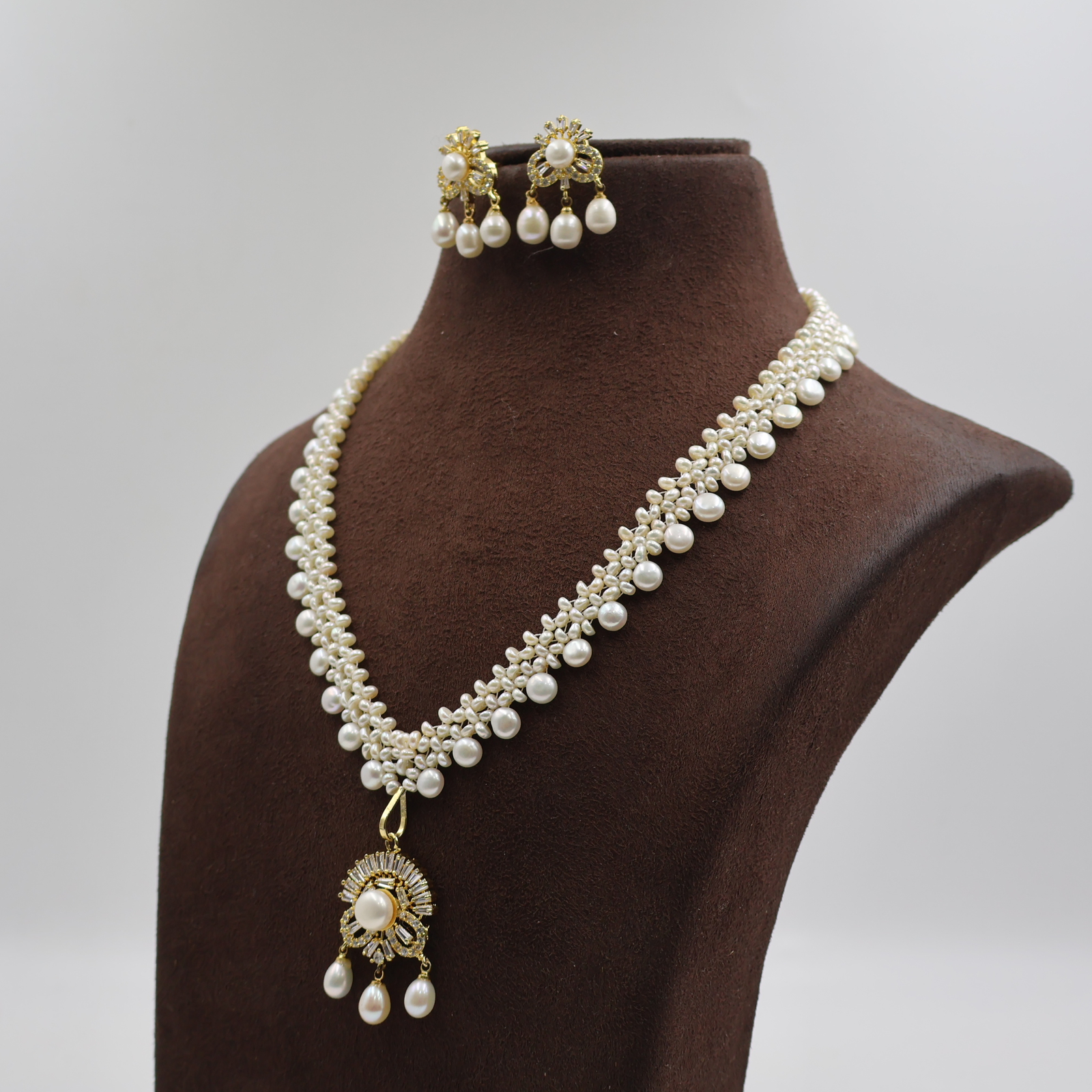 Traditional Floral Design Pearl Necklace Set - Image 4