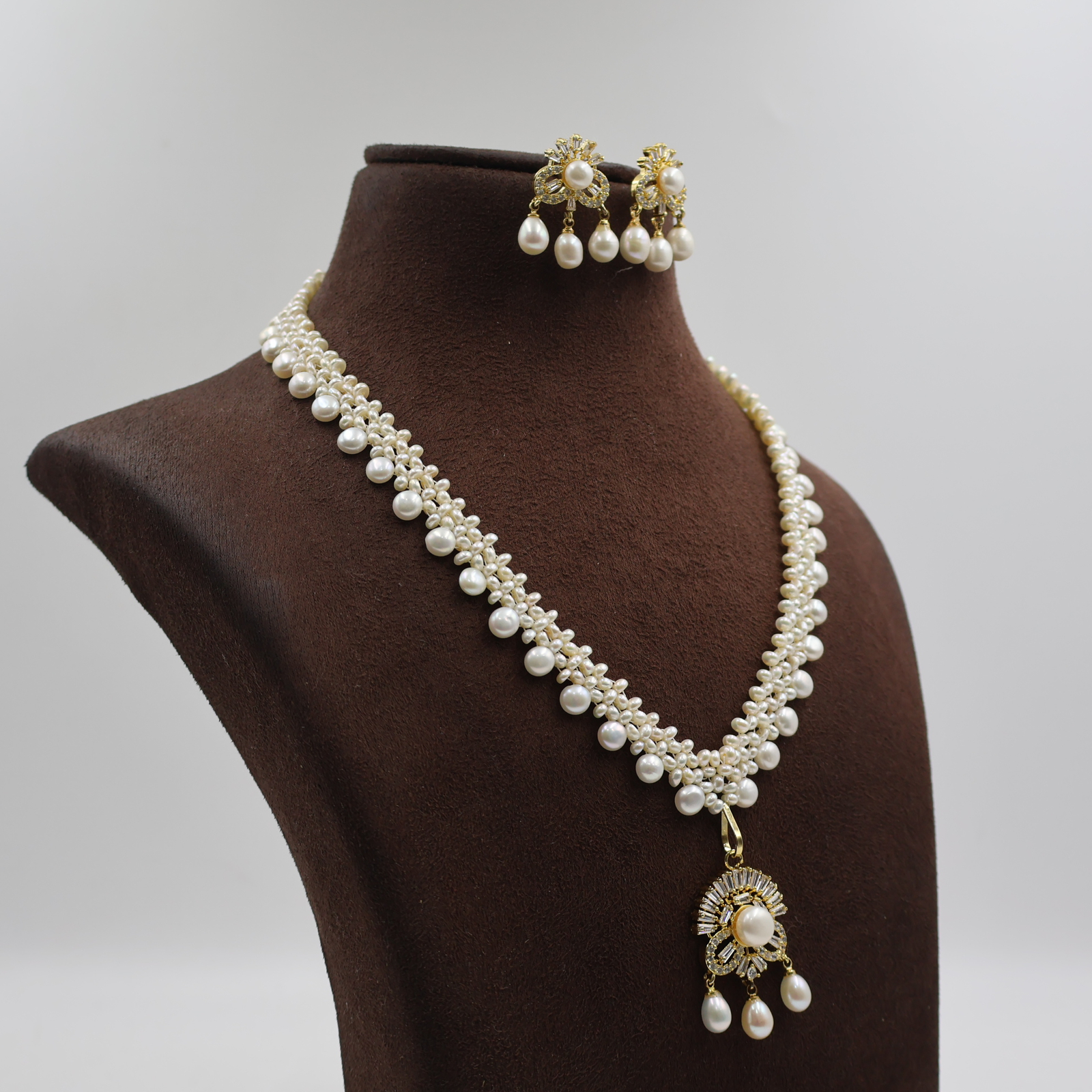 Traditional Floral Design Pearl Necklace Set - Image 3