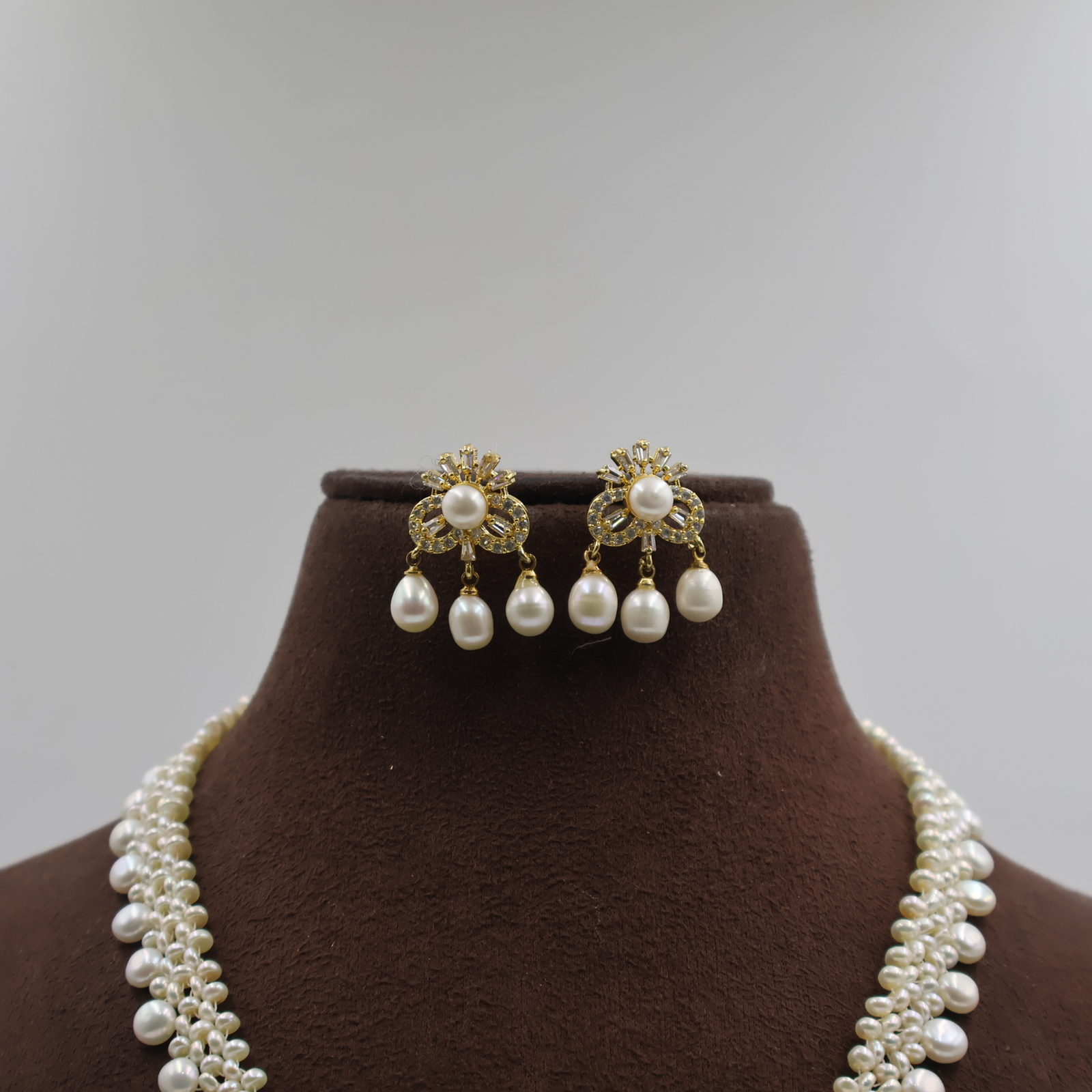 Traditional Floral Design Pearl Necklace Set - Image 5
