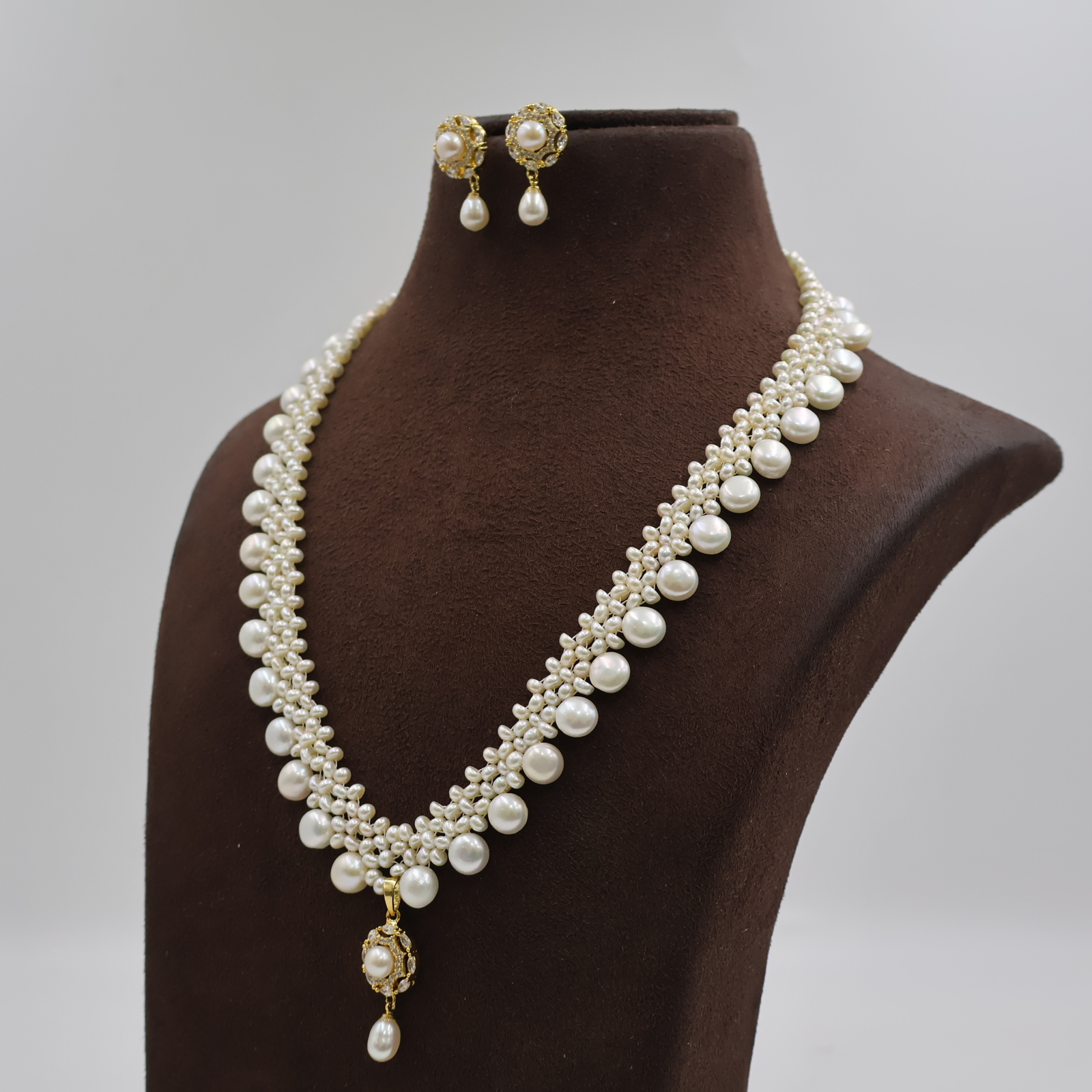 Traditional Single Layer Pearl Necklace Set - Image 4