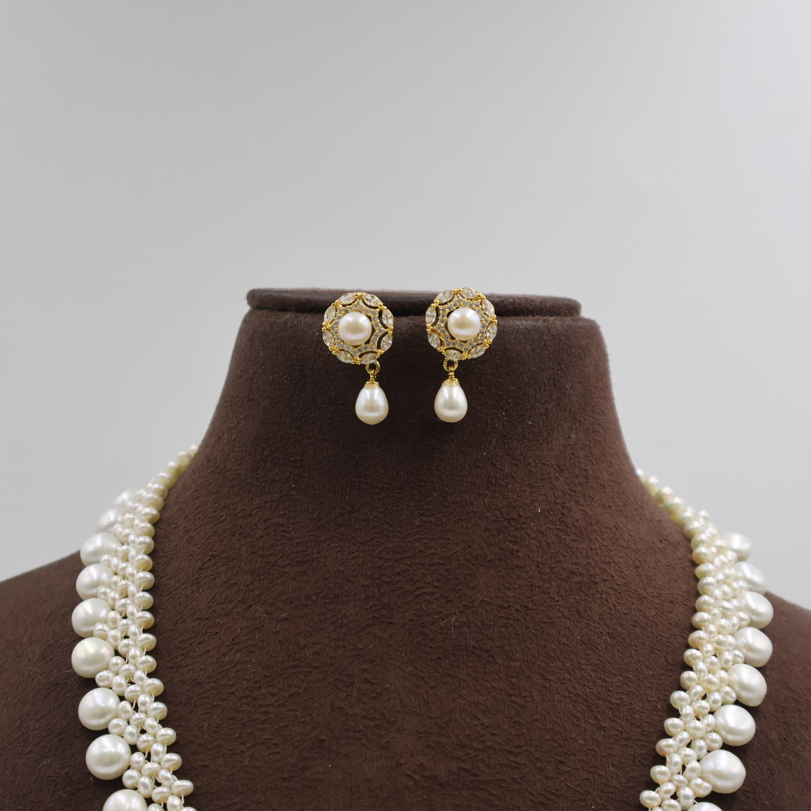 Traditional Single Layer Pearl Necklace Set - Image 5