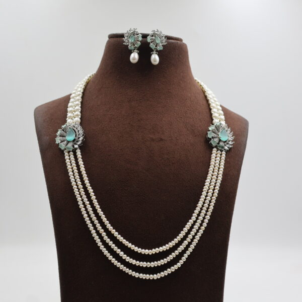 Alternative view of Emerald Pendant Button Side Brooch Pearl Necklace