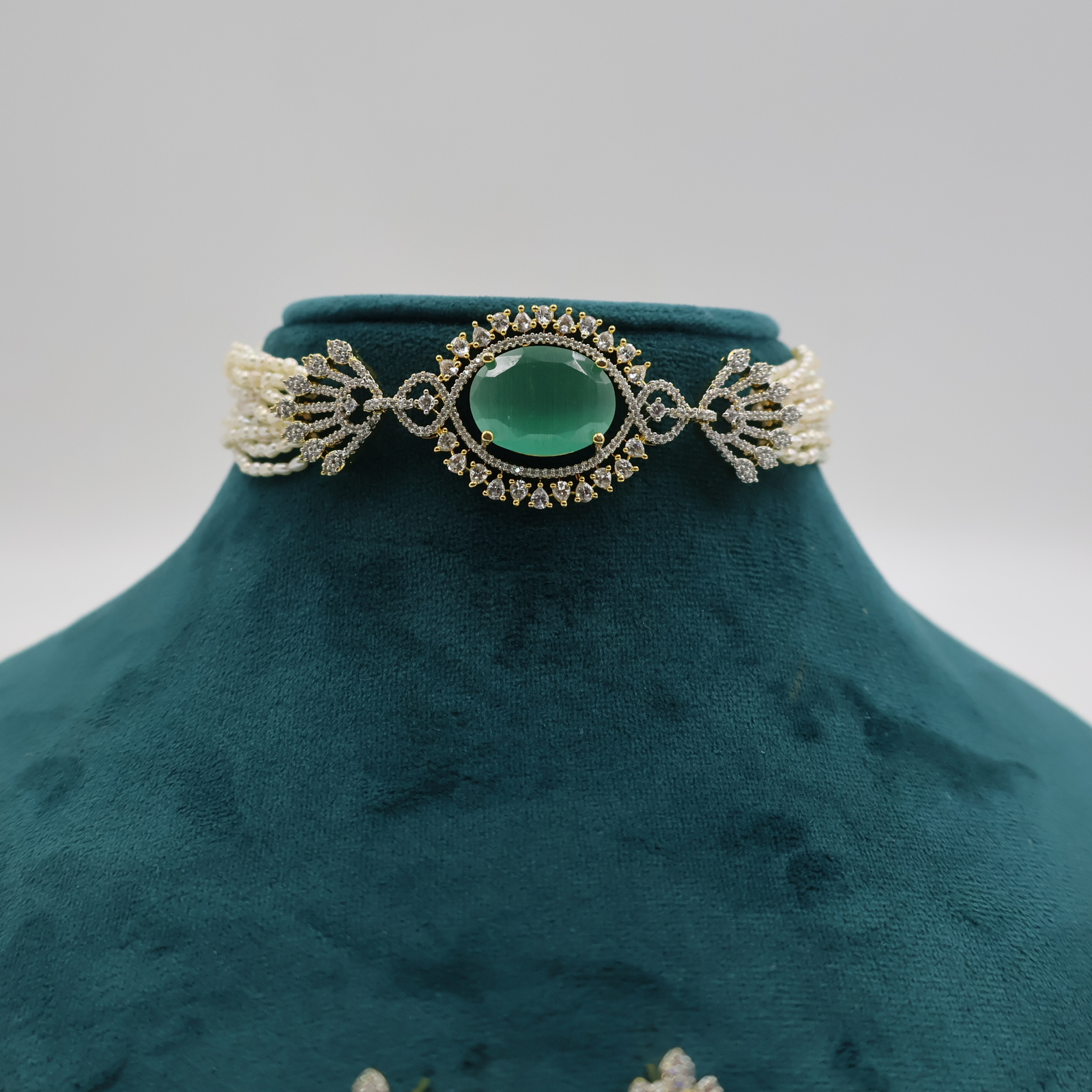 CZ Emerald Pendant Pearl Choker - Image 3