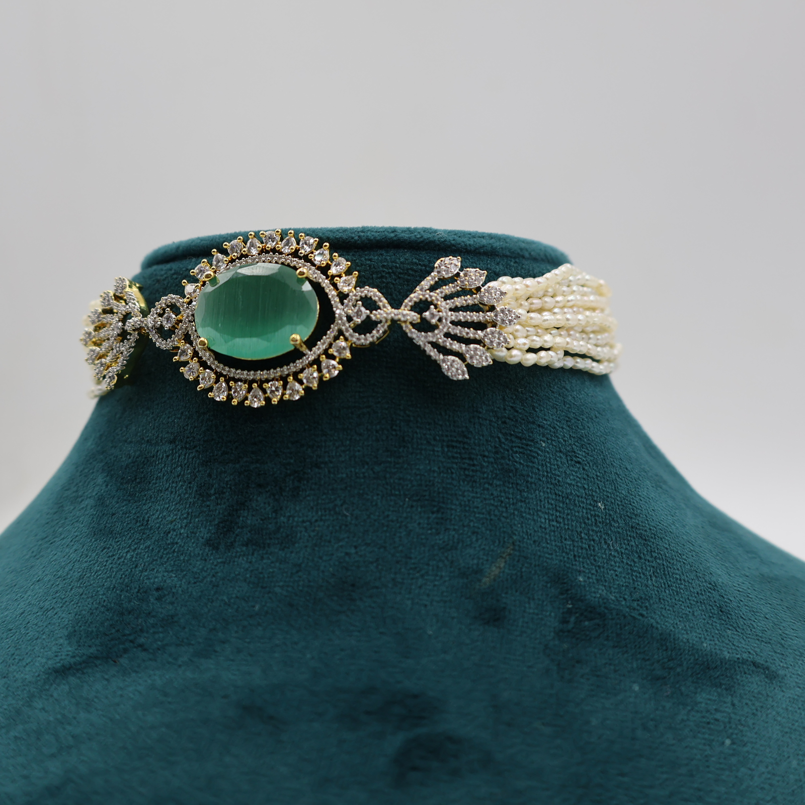CZ Emerald Pendant Pearl Choker - Image 4