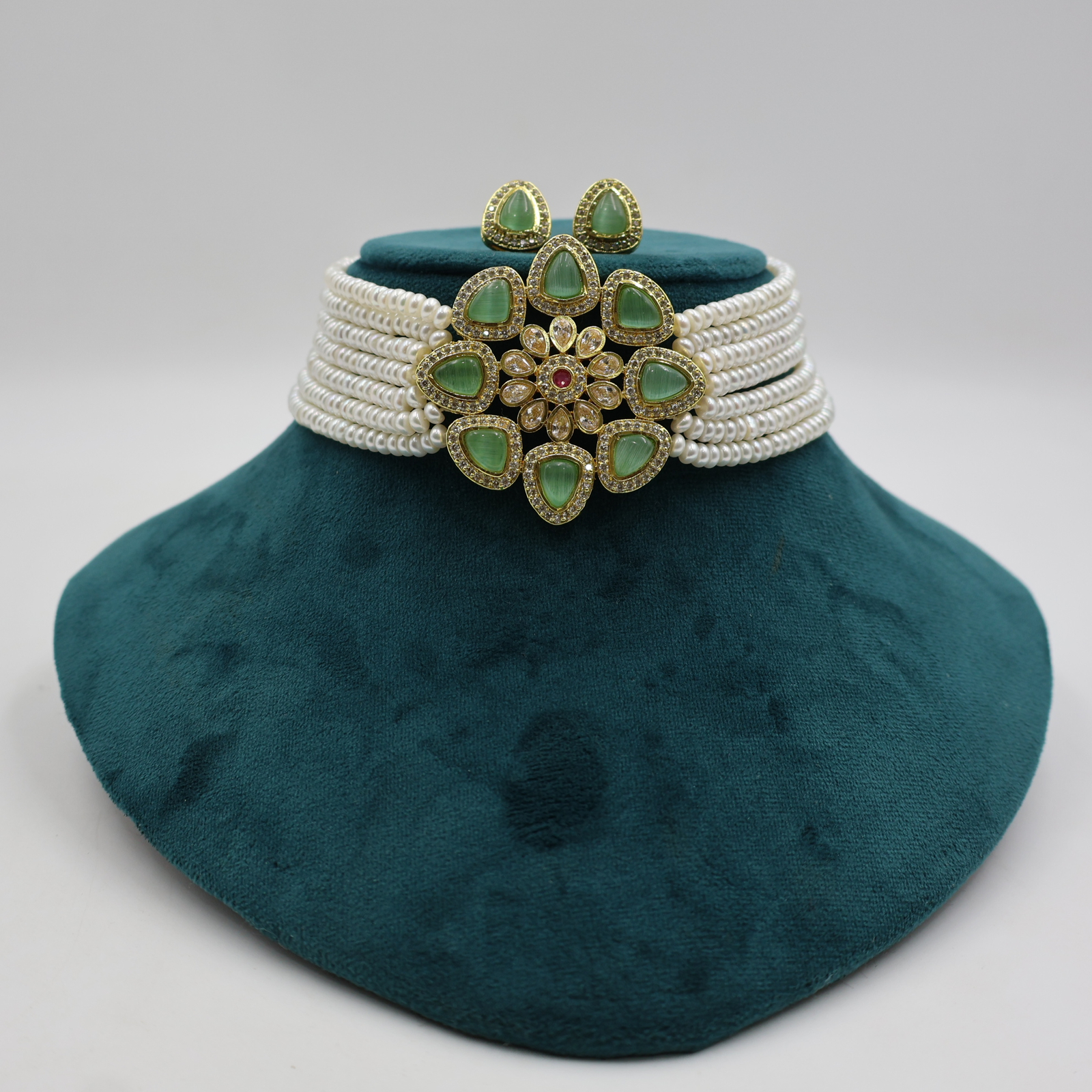 Emerald Pendant Pearl Choker - Image 2