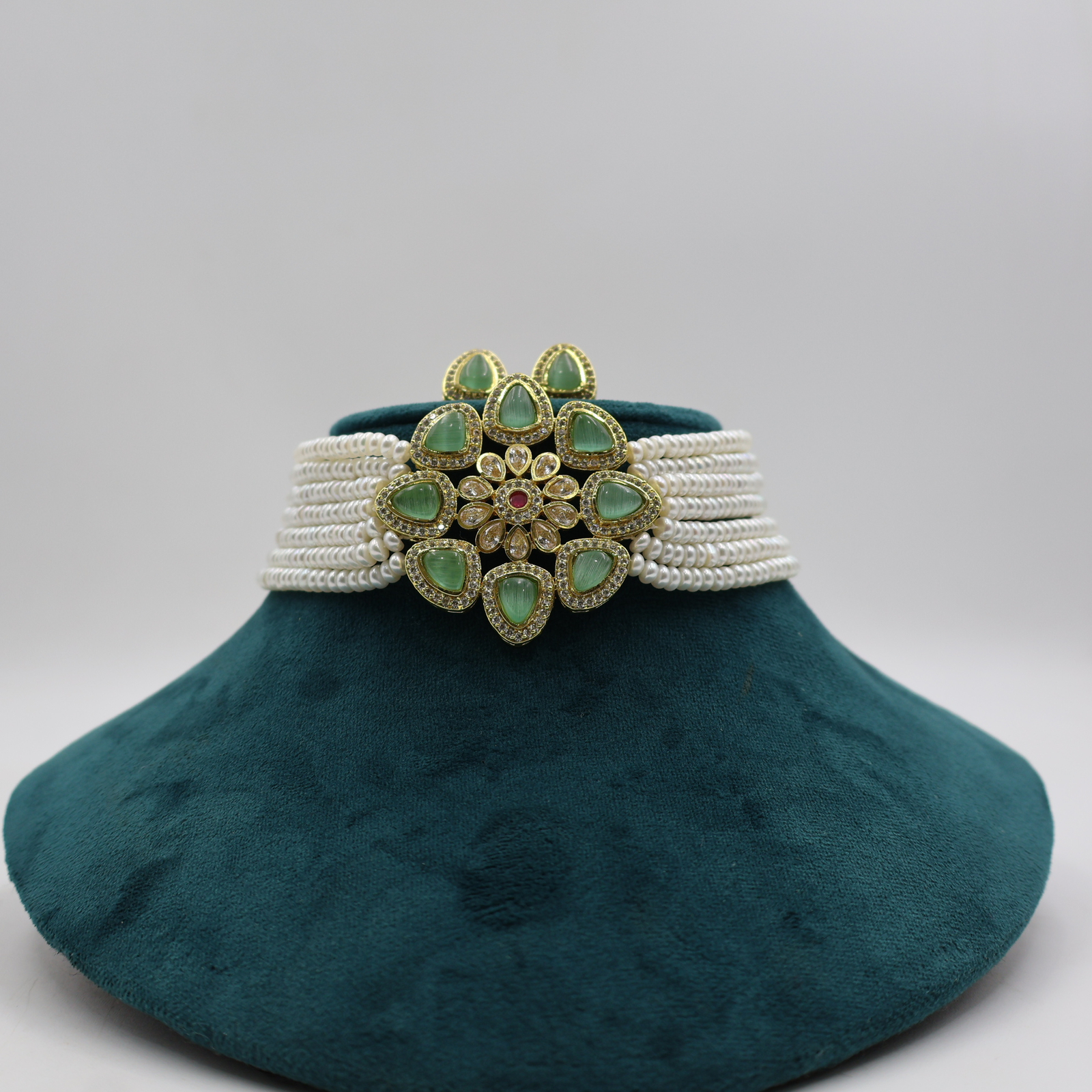 Emerald Pendant Pearl Choker - Image 3