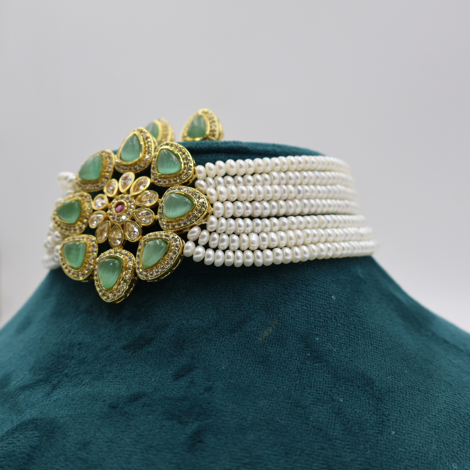 Emerald Pendant Pearl Choker - Image 4