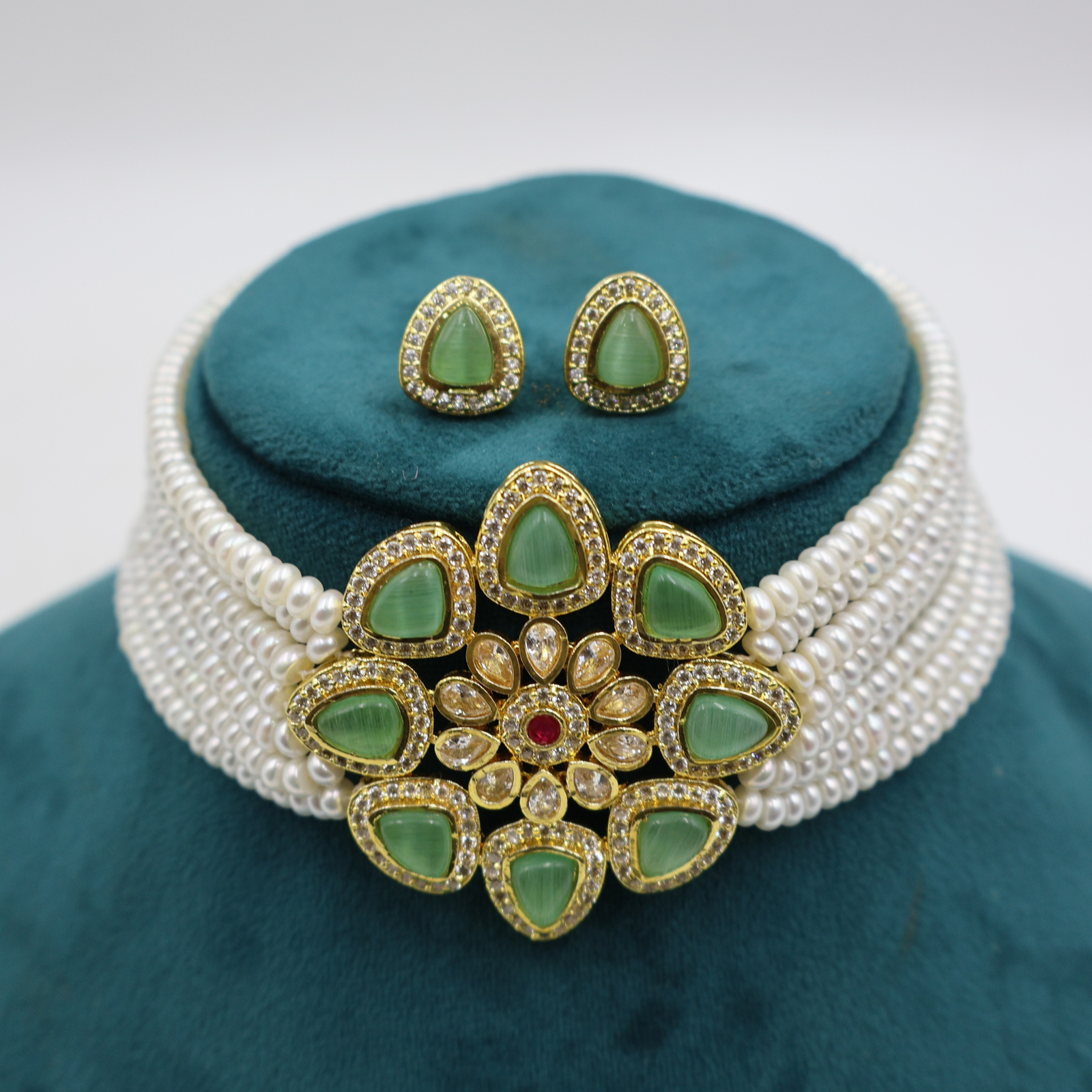 Emerald Pendant Pearl Choker - Image 5