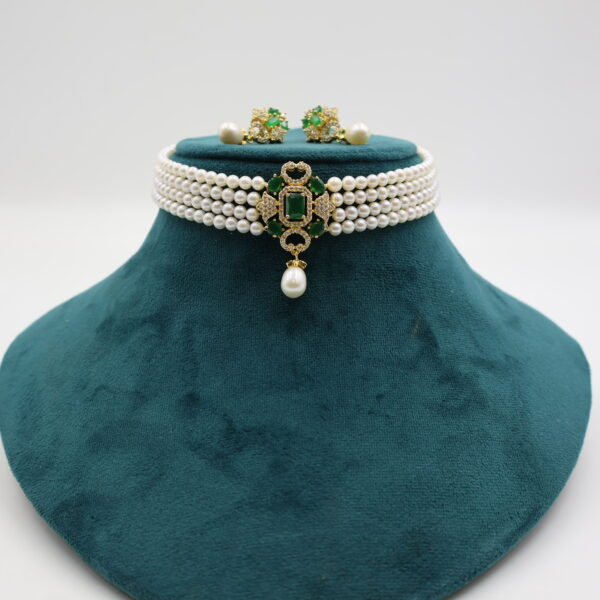 Alternative view of Emerald Pendant Pearl Choker
