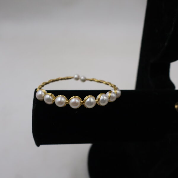 Alternative view of Round Pearl Braclet