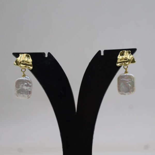 Alternative view of Unshape Pearl Earring