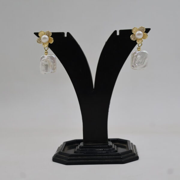 Alternative view of Flower Pearls Design Earring