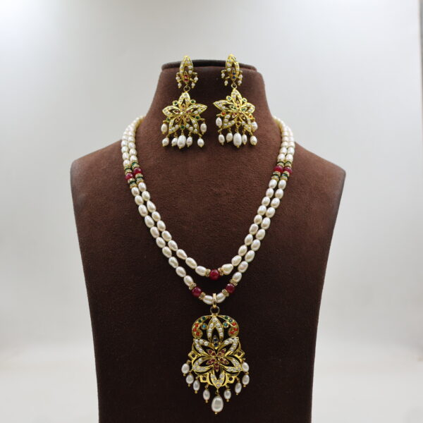 Alternative view of Traditional Pearl Gold Pendant Set
