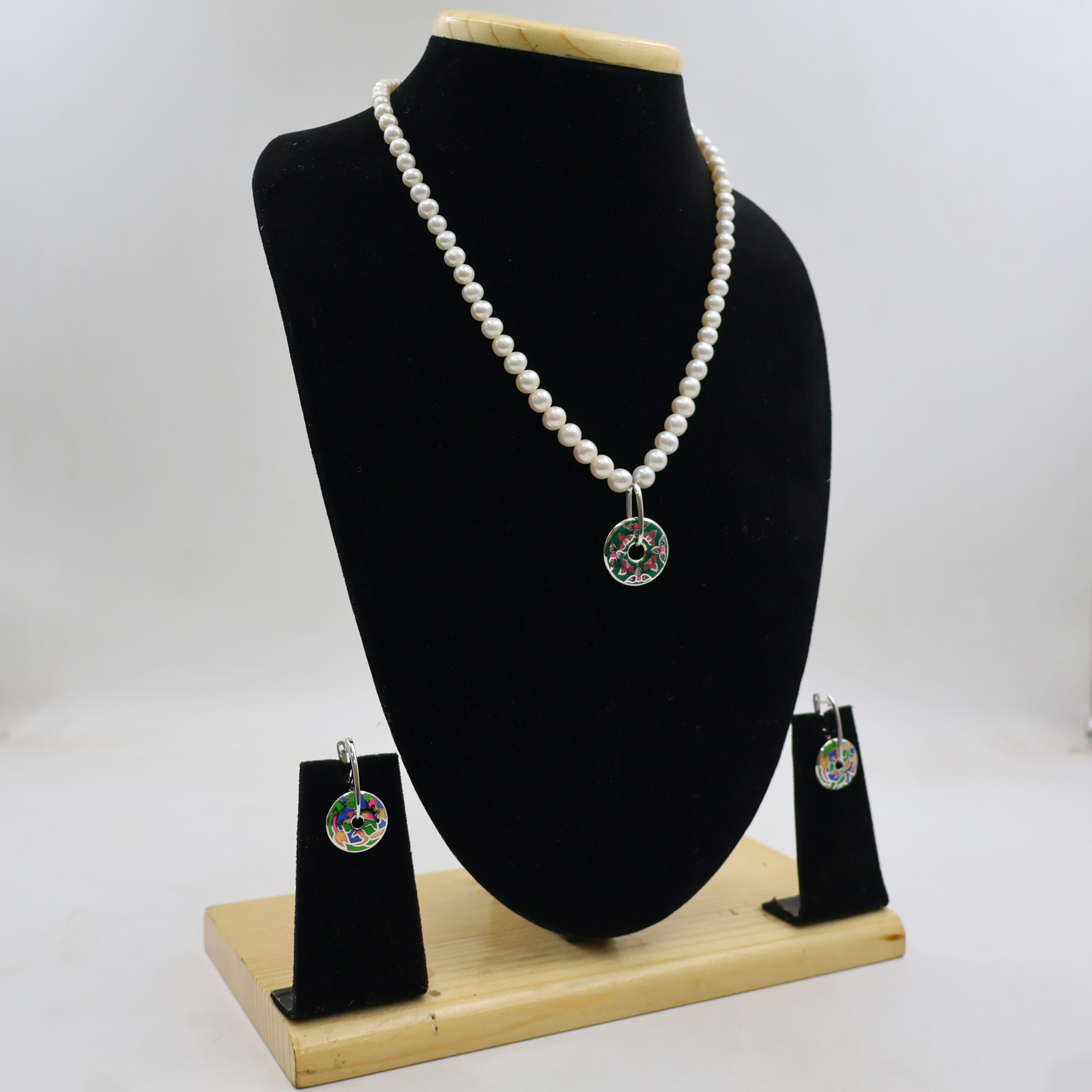 Elegant Pearl Necklace Silver-Plated Pendant Set - Image 3
