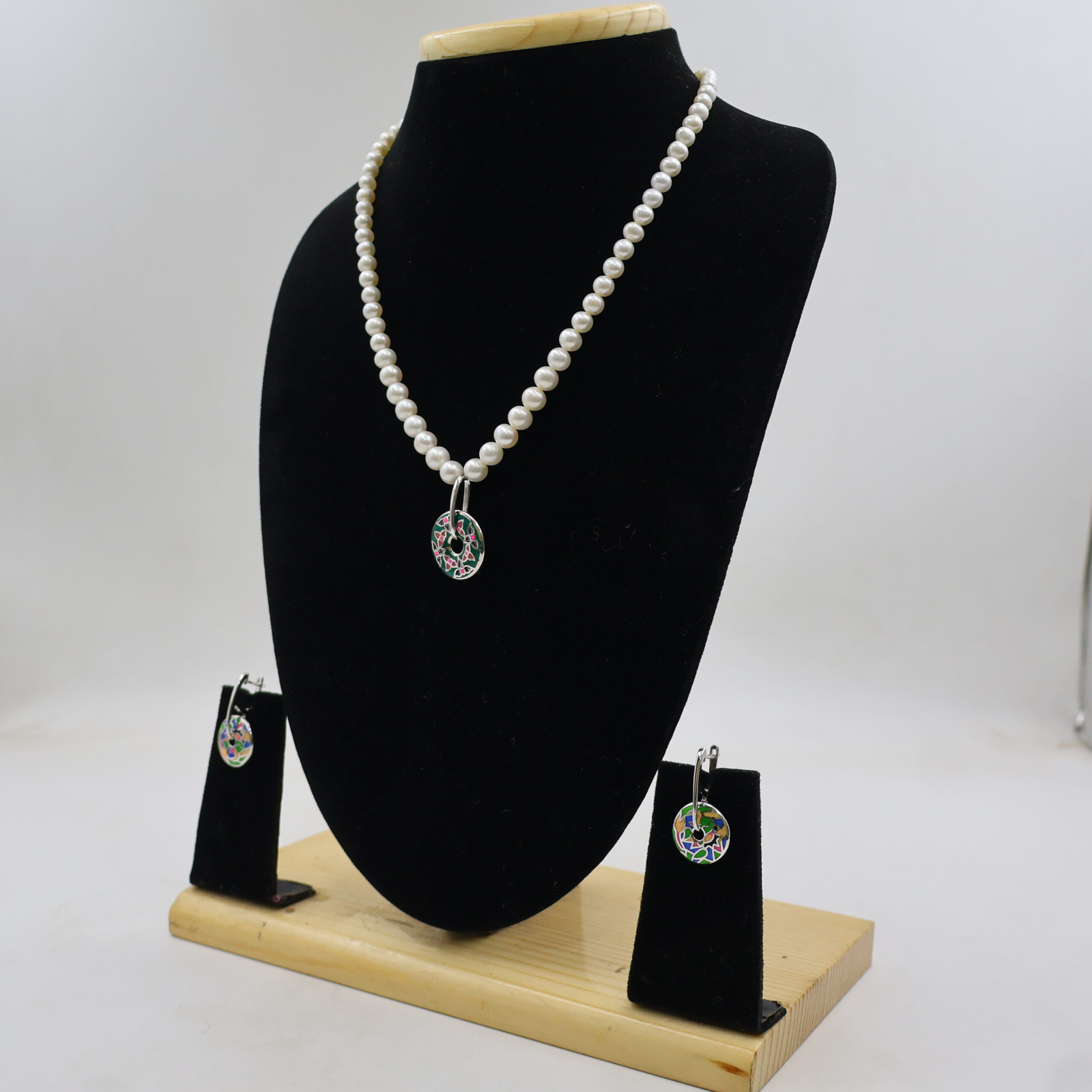 Elegant Pearl Necklace Silver-Plated Pendant Set - Image 4