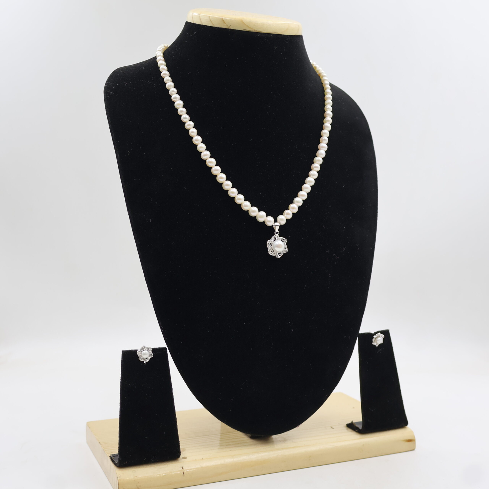 Elegant Silver Plated Pearl Necklace Set - Image 3