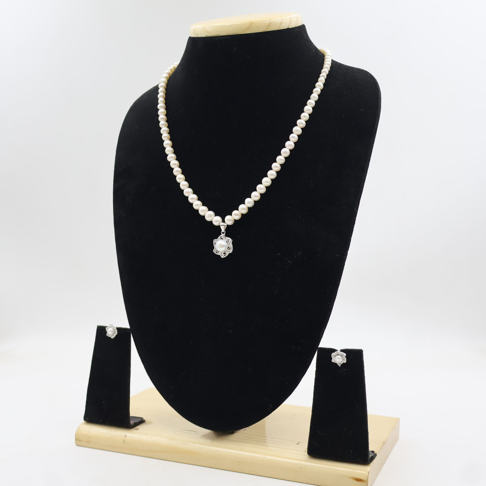 Elegant Silver Plated Pearl Necklace Set - Image 4