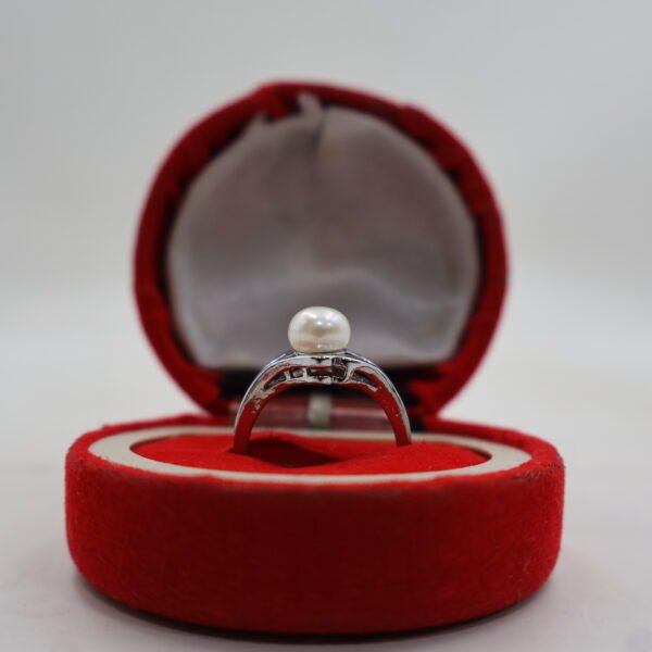 Elegant Solitaire Pearl Ring - Image 2