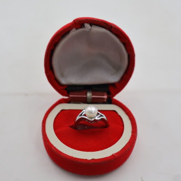Elegant Solitaire Pearl Ring - Image 3