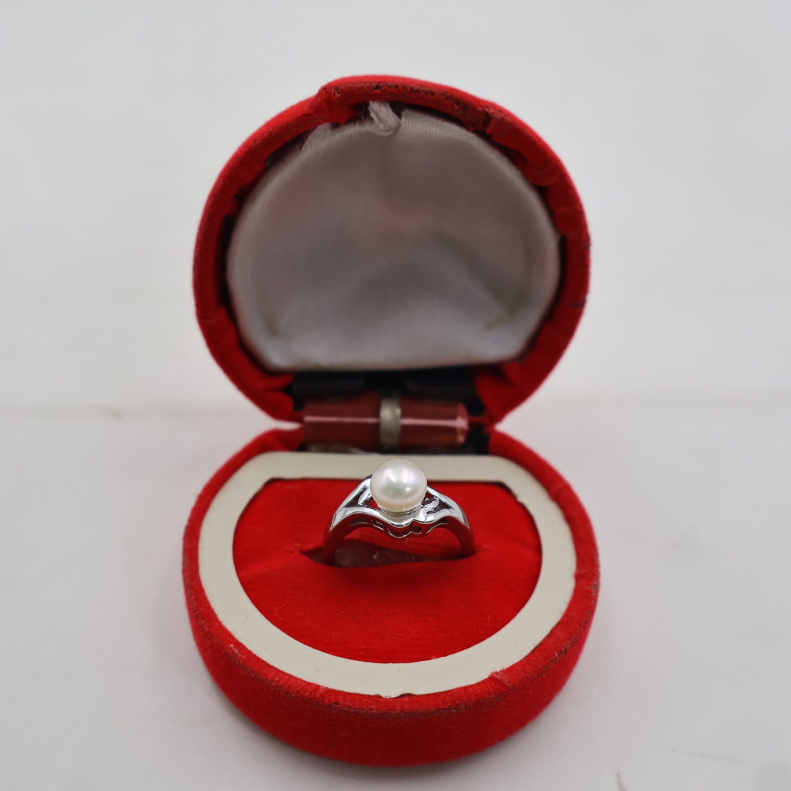 Elegant Solitaire Pearl Ring - Image 3
