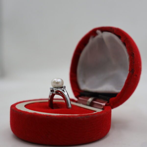 Elegant Solitaire Pearl Ring - Image 4