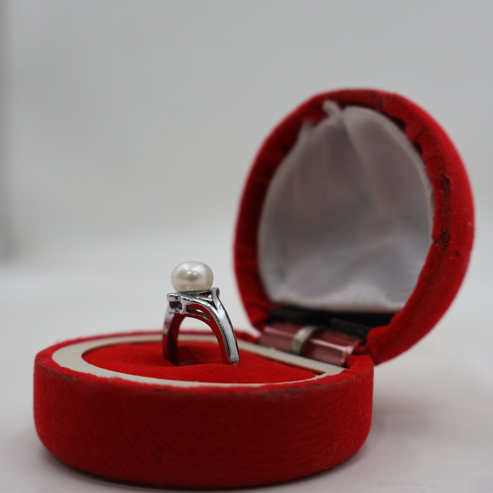 Elegant Solitaire Pearl Ring - Image 4