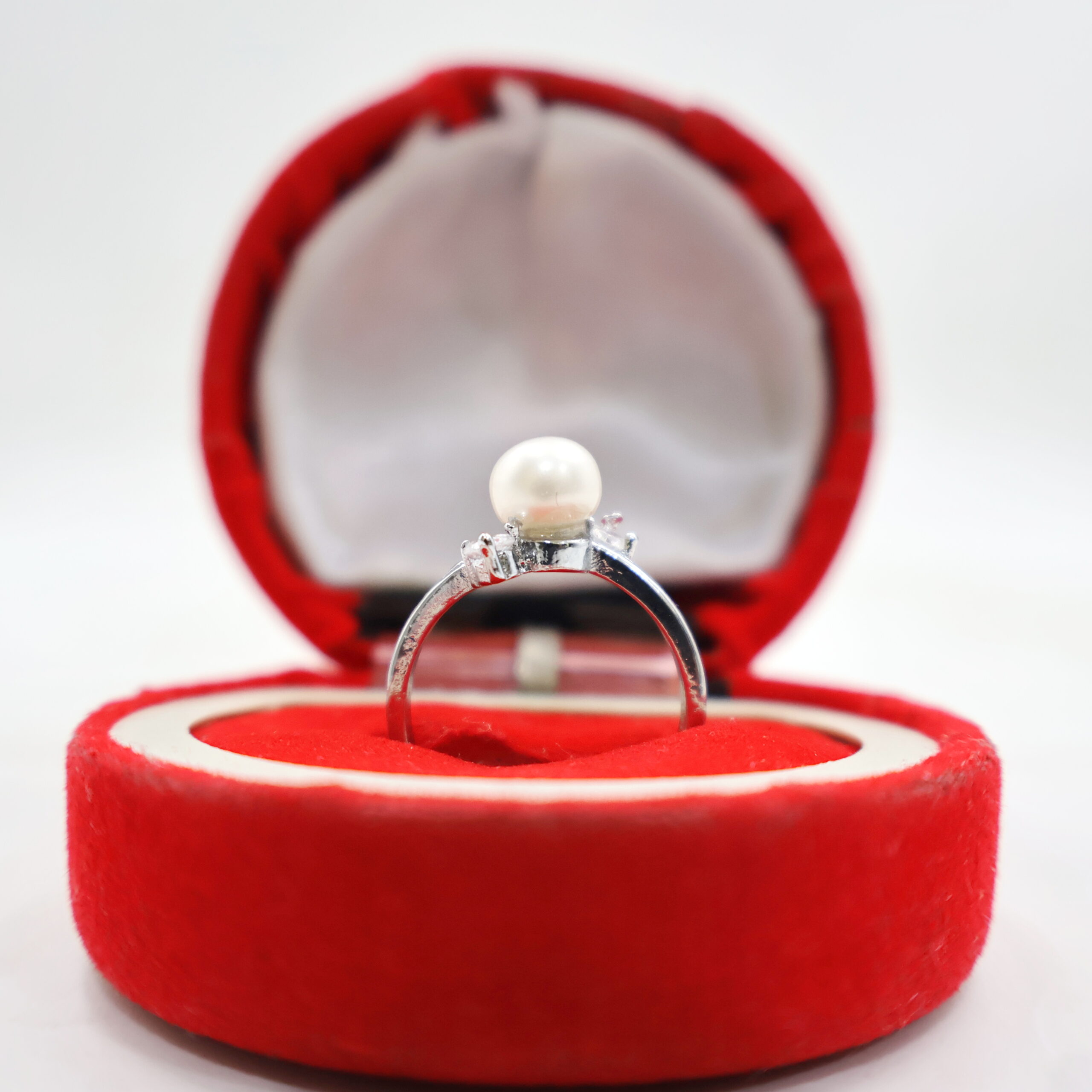 Elegant Pearl Ring with CZ Stones - Image 2