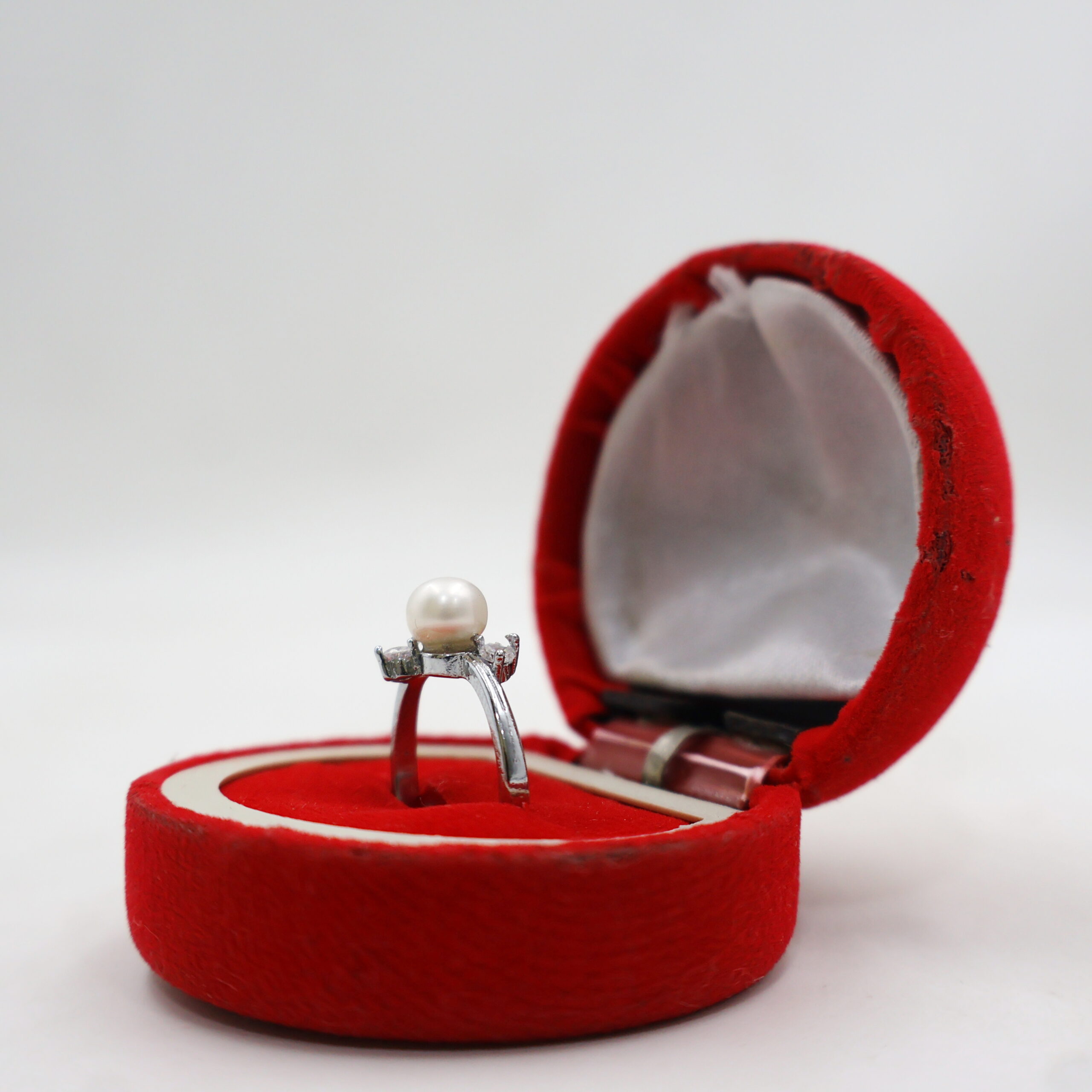 Elegant Pearl Ring with CZ Stones - Image 3