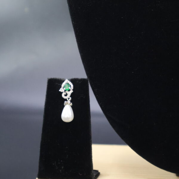 Elegant Pearl & Emerald Green Necklace Set for Women - Image 3
