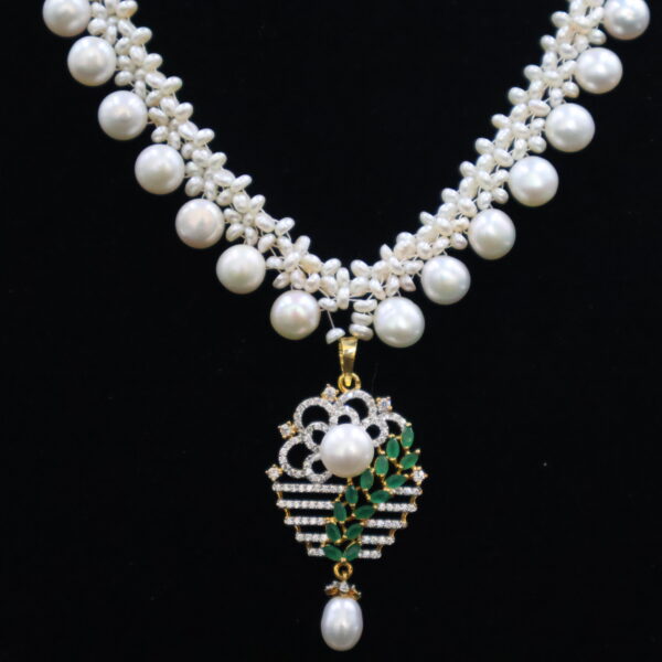 Elegant Green Emerald & Pearl Pendant Necklace - Image 4
